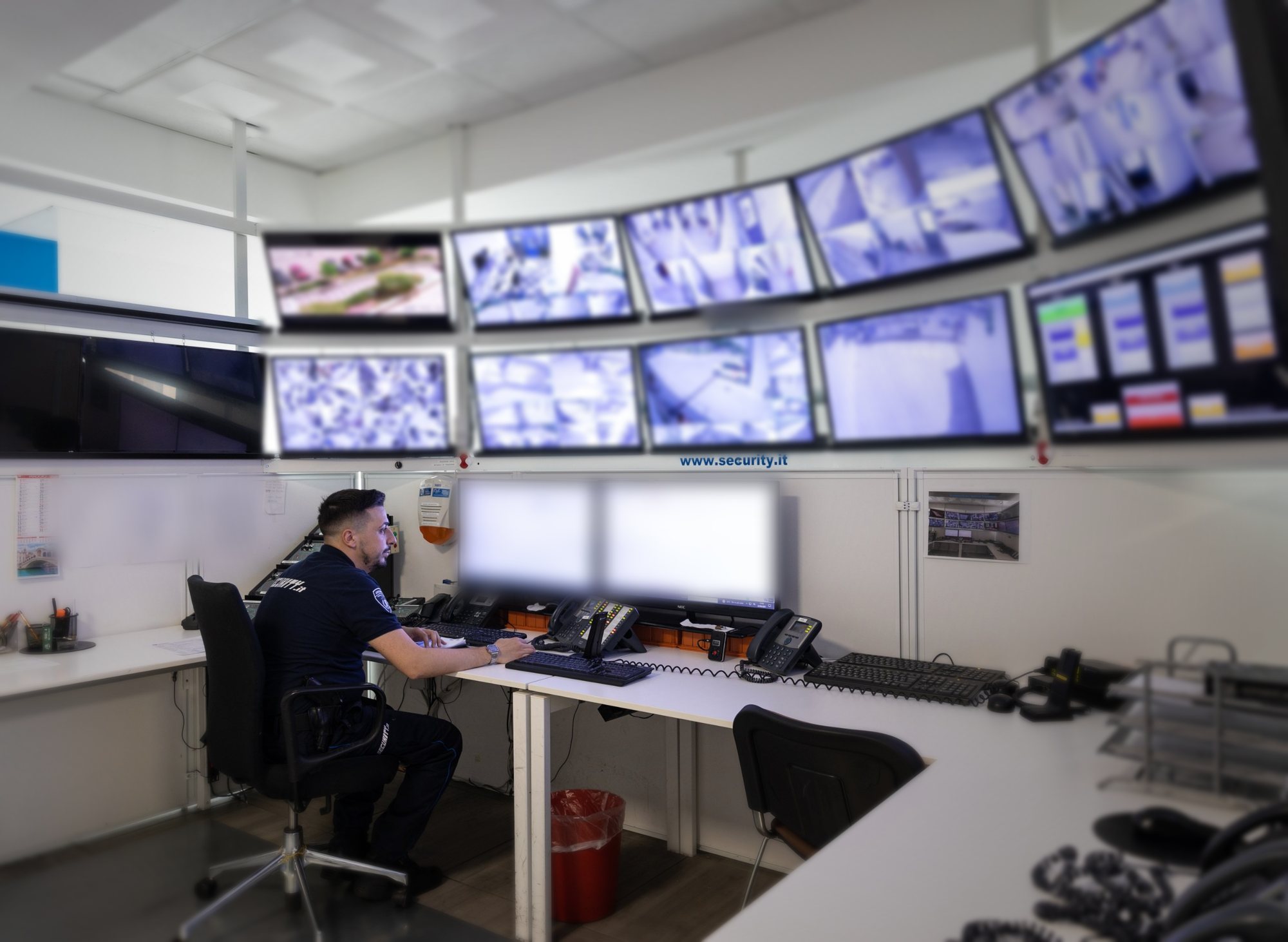 Operatore al lavoro in centrale